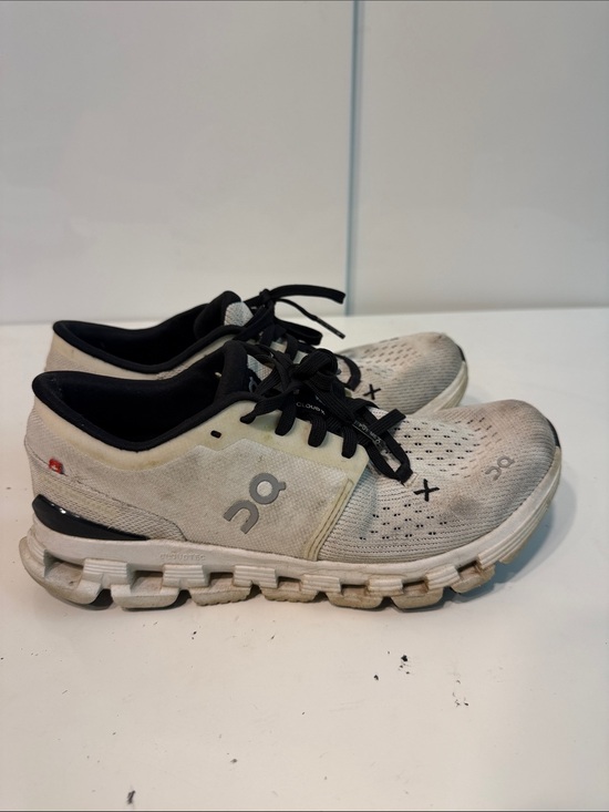 On Clouds Shoes - Used Hole On Cloud Running Shoes cloudswift women’s 8